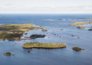 una vista aerea di un'isola nell'oceano di Hotell Havsporten a Karlholmsbruk