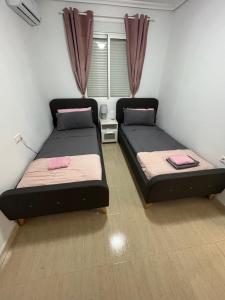 une chambre avec deux lits et une fenêtre dans l'établissement Villa Rose, à Camposol 14 autres photos