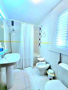 bagno bianco con servizi igienici e lavandino di Hotel Al-Ándalus Peal, en Cazorla Comarca a Peal de Becerro