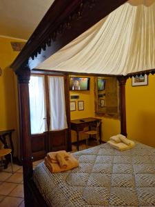 ein Schlafzimmer mit einem Bett mit zwei Handtüchern darauf in der Unterkunft Corte Della Varesina in Mailand