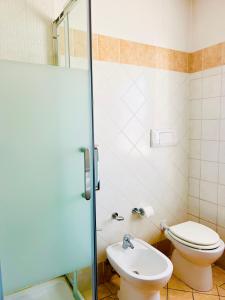 格拉索比奧的住宿－Orio Relax&Fly，一间带卫生间和水槽的浴室