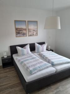 A bed or beds in a room at Große Pause - Moderne Ferienwohnung nahe Steinhude