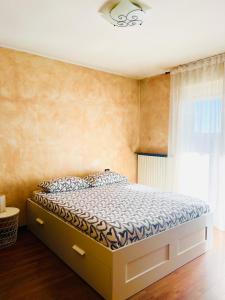 格拉索比奧的住宿－Orio Relax&Fly，卧室配有一张床