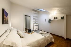 una camera da letto con un letto con un computer portatile sopra di Buenos Aires' Nest - 10 minutes from Duomo with terrace a Milano