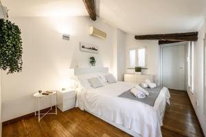 Letto o letti in una camera di Buenos Aires' Nest - 10 minutes from Duomo with terrace