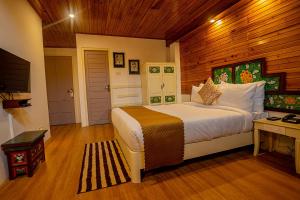 Кровать или кровати в номере Treenz Lite