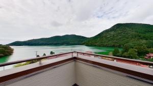 雲仙市にあるH,U,B Unzen - Vacation STAY 01672vの川の景色を望むバルコニーが備わります。