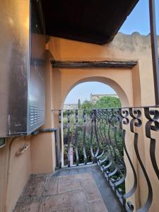una vista desde el balcón de una casa en Doremisia en Tarquinia