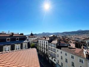 uitzicht op de stad vanaf het dak van een gebouw bij Le Panoramique Luxe Centre-Ville in Clermont-Ferrand