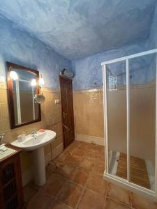 y baño con lavabo y ducha. en El refugio de Izan, en Mora de Rubielos