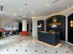 a lobby with a hair salon with a barber shop at Le Bonheur Hotel in Phú Quốc