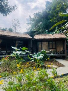 una casa con un jardín delante de ella en Anh Duc Homestay, en Sa Pa