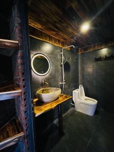 y baño con lavabo y aseo. en Anh Duc Homestay, en Sa Pa