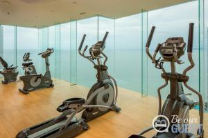 Fitness centrum a/nebo fitness zařízení v ubytování Stunning Sea View condo on the Beach - monthly stay