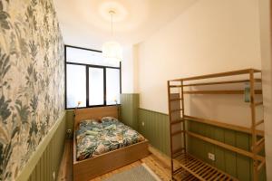 - une chambre avec des lits superposés et une fenêtre dans l'établissement Kasa Java - Très spacieux, tout équipé et confortable - Proche centre, à Saint-Étienne