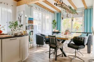 a kitchen and dining room with a table and chairs at Neidorf Inn in Neudorf