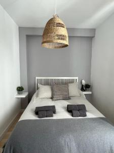a bedroom with a large bed with two pillows at Apartamento en Centro - Vial in Córdoba