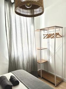 a bedroom with a bed and a curtain and a shelf at Apartamento en Centro - Vial in Córdoba