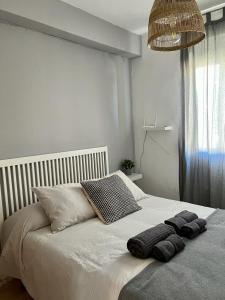 a bedroom with a bed with towels on it at Apartamento en Centro - Vial in Córdoba