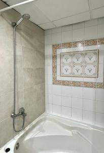 a white bath tub in a bathroom with a shower at Apartamento en Centro - Vial in Córdoba