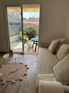 Χώρος καθιστικού στο Joli T2 climatisé, jardin, tout confort, idealement situé