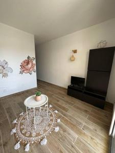 Μια τηλεόραση ή/και κέντρο ψυχαγωγίας στο Joli T2 climatisé, jardin, tout confort, idealement situé