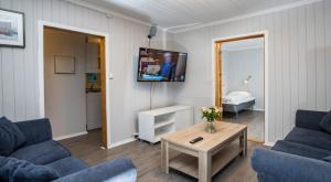 un soggiorno con 2 divani blu e un tavolo di Lillehammer Camping a Lillehammer