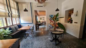 Khu vực ghế ngồi tại Winner Inn