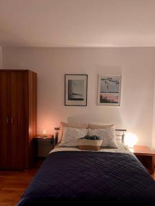 een slaapkamer met een bed met een kom erop bij Dandár Studio Budapest in Boedapest