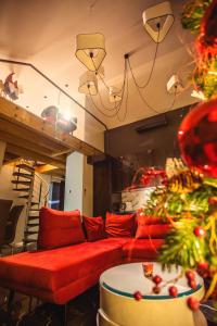 sala de estar con sofá rojo y árbol de Navidad en Apartament LUX Ustroń, en Ustroń