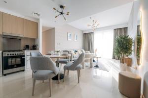 uma cozinha e sala de estar com mesa e cadeiras em Luxury Dubai Creek Balcony & View em Dubai