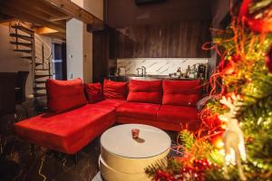 sala de estar con sofá rojo y árbol de Navidad en Apartament LUX Ustroń, en Ustroń
