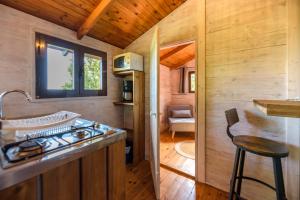 kuchnia z kuchenką w małym domku w obiekcie Camping U Pirellu w mieście Porto-Vecchio