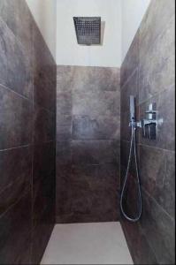 baño con ducha con manguera en Mare a prima vista, en Cervo