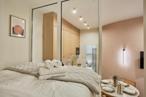 sypialnia z dużym łóżkiem z ręcznikami w obiekcie Apartment Montmartre by Studio prestige w Paryżu