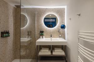 Et badeværelse på Staybridge Suites - Cannes Centre by IHG + 117 billeder