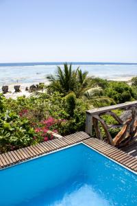 Poolen vid eller i närheten av Zi Dhow Beach Cottage