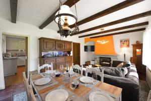 מסעדה או מקום אחר לאכול בו ב-Casa Mima Chalets - Happy Rentals