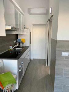 a kitchen with a sink and a counter top at Bungalow enfrente piscina en Maspalomas in Maspalomas