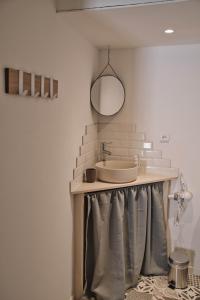 a bathroom with a sink and a mirror at Cocoon4 - Logement bohème rénové Centre historique Beaucaire in Beaucaire