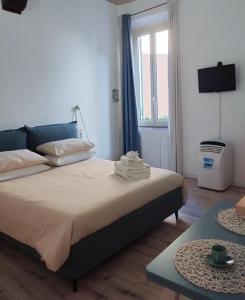 een slaapkamer met een bed, een raam en een tafel bij La casa nel borgo in Parma