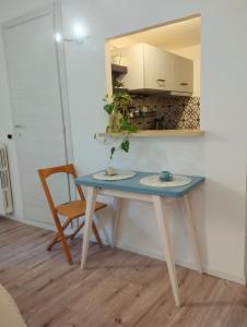 een blauwe tafel in een kamer met een stoel bij La casa nel borgo in Parma