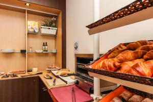 a bakery with a bunch of loaves of bread at Hotel Lauria in Tarragona