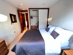 a bedroom with a large bed in a room at Deluxe Central Entire Flat at Farringdon Station London in London