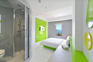 Ένα ή περισσότερα κρεβάτια σε δωμάτιο στο POP! Hotel Tanjung Karang
