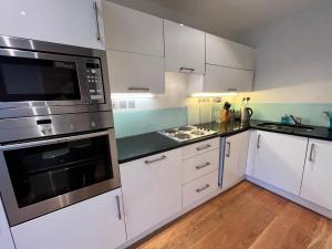 A kitchen or kitchenette at Deluxe Central Entire Flat at Farringdon Station London
