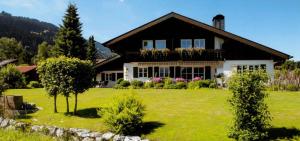 a house with a large yard with green grass at Appartement Braun 1 in Bolsterlang