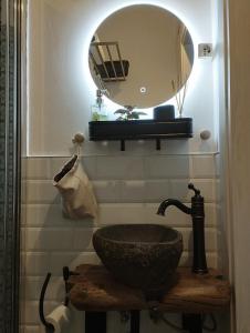 een badkamer met een wastafel en een spiegel bij La casa nel borgo in Parma