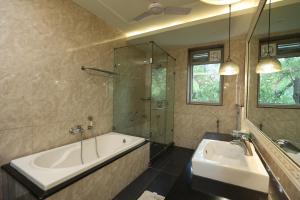 uma casa de banho com uma banheira, um lavatório e um chuveiro em R6 Luxury Peacefull & Comfortable em Nova Deli