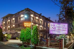 un edificio con una señal delante de él en Emerald Retreat, en Lonavala